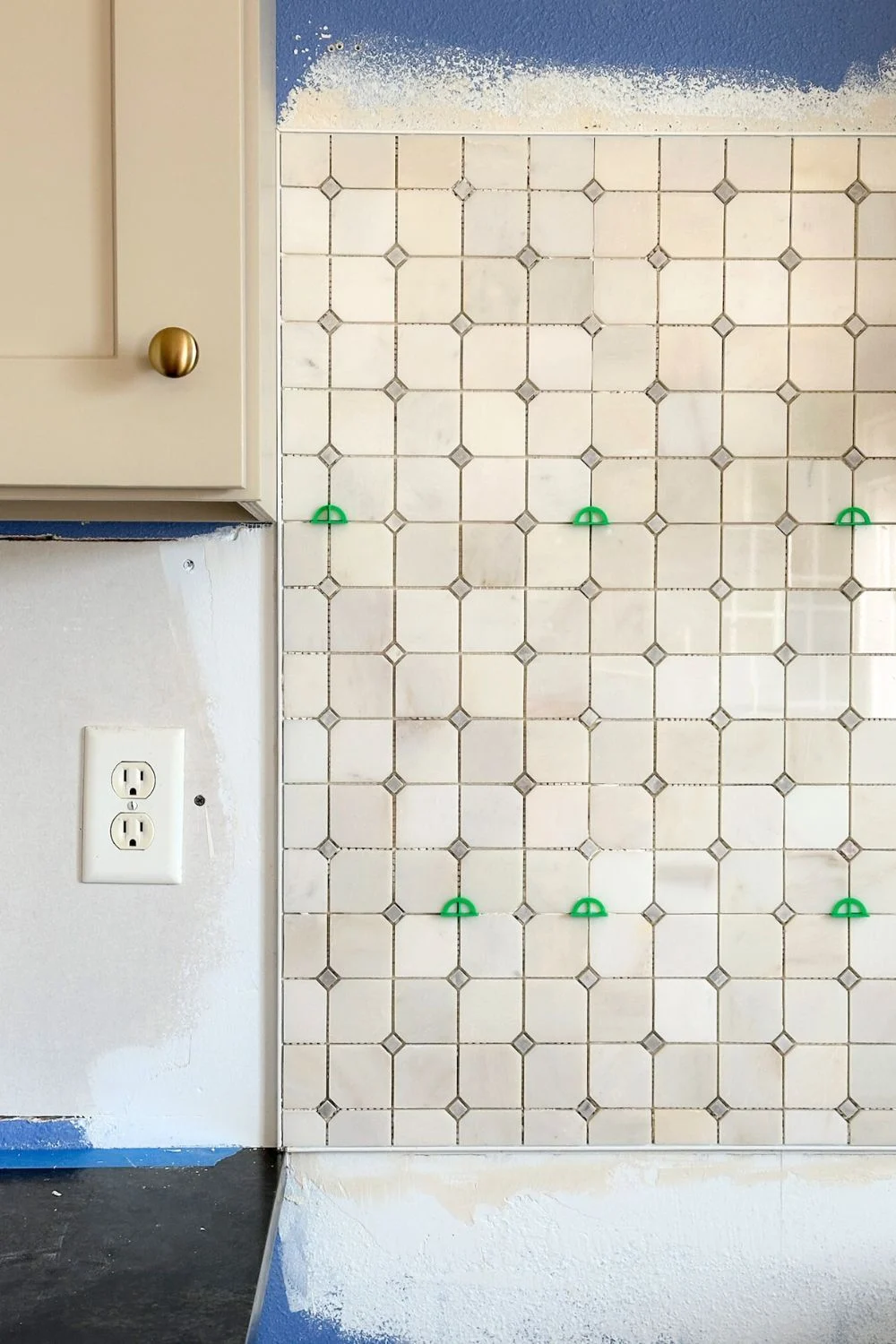 How to Install a V-Groove Plank Kitchen Backsplash_tile insert