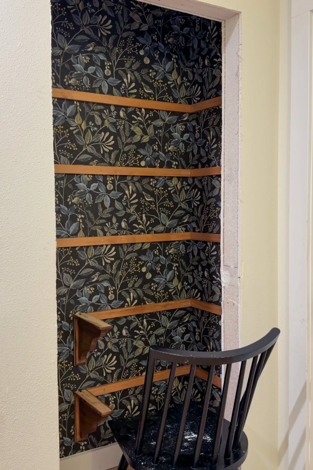 linen closet over the staircase_shelving