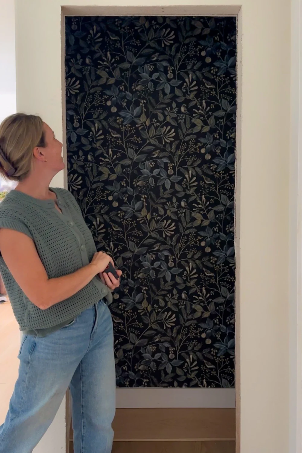 linen closet over the staircase_wallpaper